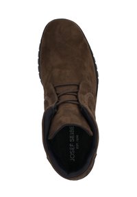 Hnědé semišové kotníkové boty s kulatou špičkou, šněrováním, polstrovaným límcem a texturovanou černou gumovou podrážkou. Vnitřní značení je viditelné.