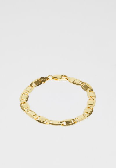 Gouden schakelarmband met platte, in elkaar grijpende schakels. Glad, glanzend oppervlak. Inclusief een stevige sluiting voor het vastmaken.