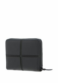 Portefeuille en cuir noir à finition texturée, forme rectangulaire avec couture visible. Comprend une fermeture éclair et un design à panneaux divisés.