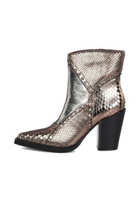 Botín metálico en plata y bronce con punta afilada, estampado de serpiente texturizado, detalles de tachuelas y un tacón grueso negro.