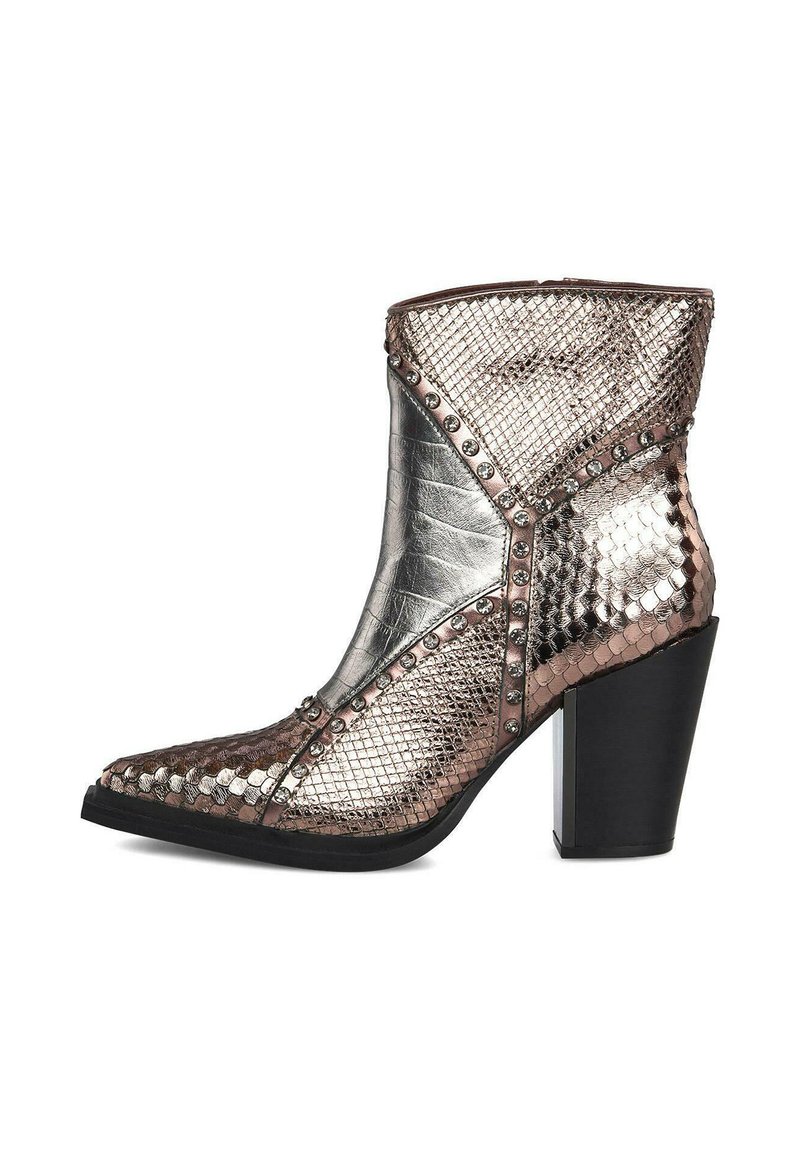 Botín metálico en plata y bronce con punta afilada, estampado de serpiente texturizado, detalles de tachuelas y un tacón grueso negro.