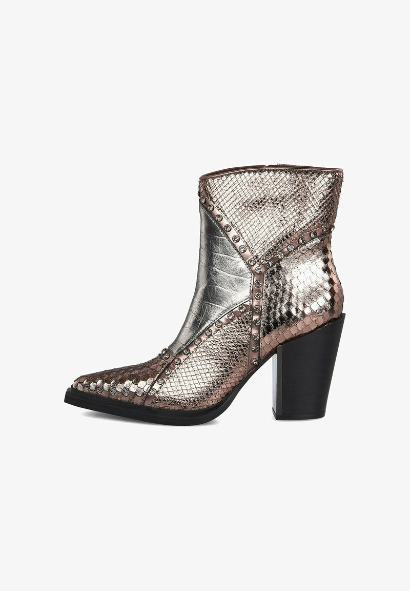 Botín metálico en plata y bronce con punta afilada, estampado de serpiente texturizado, detalles de tachuelas y un tacón grueso negro.