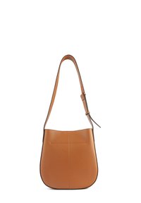 Borsa a spalla in pelle marrone con finitura liscia, forma curva e tracolla regolabile. Presenta un sottile dettaglio della cucitura sul davanti.
