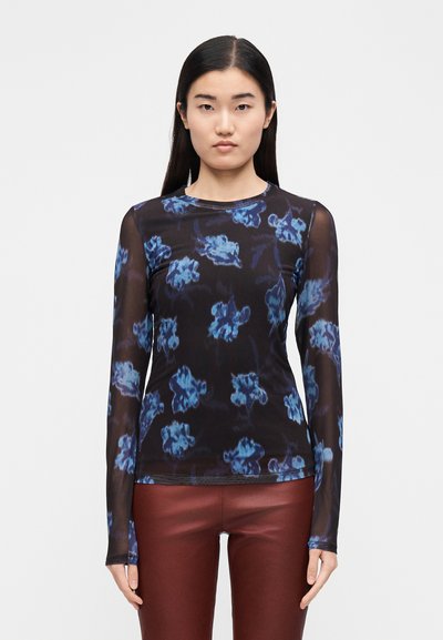 Schwarzes Langarmoberteil mit blauem Blumenmuster. Transparenter Stoff mit tailliertem Schnitt und rundem Ausschnitt. Glatte Textur.