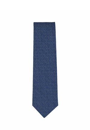 Blaue Krawatte mit kleinem kariertem Muster in dunkleren und helleren Farbtönen, flach auf weißem Hintergrund dargestellt.