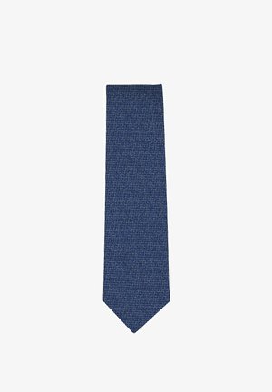 Blauwe stropdas met een klein geruit patroon in donkerdere en lichtere tinten, plat weergegeven op een witte achtergrond.