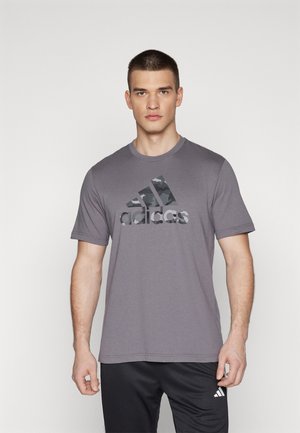 adidas Sportswear CAMOUFLAGE BADGE OF SPORT GRAPHIC - T-shirt imprimé - grey four