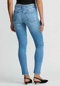 Next TALL - Pieguloša piegriezuma džinsi - mid blue