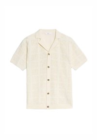 Camisa de manga corta crema con un patrón cuadrado texturizado, un frente abotonado con botones en contraste y un diseño de cuello con muesca.
