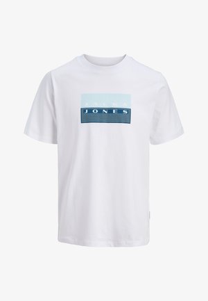 Biała koszulka z krótkim rękawem, z prostokątnym niebieskim i jasnoniebieskim logo z napisem "JACK & JONES" na piersi.