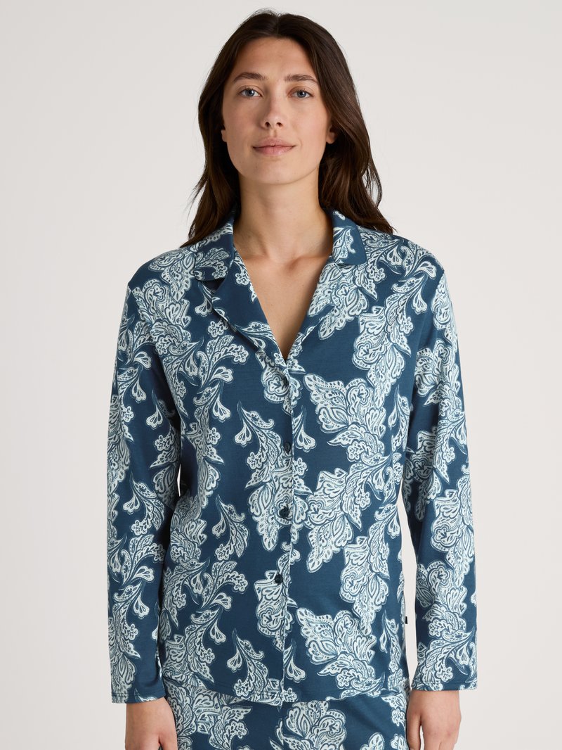 Långärmad pyjamasöverdel i teal med vit paisleymönster, med notched krage och knäppning framtill. Mjuk och slät textur.