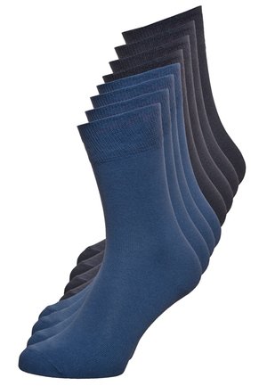 Marineblaue und schwarze Socken aus Baumwollmischung, glatte Textur, Crew-Länge, mit gerippten Bündchen, angeordnet in einem Verlauf von dunklen zu hellen Farbtönen.