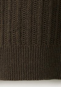 Tissu tricoté marron foncé avec des motifs côtelés verticaux et texturés au-dessus d’un ourlet côtelé horizontal plus épais.