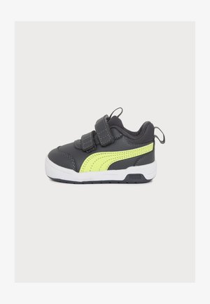 Czarny dziecięcy sneaker z dwoma paskami na rzepy, żółtym paskiem bocznym, białą podeszwą oraz pętelkami do ściągania na języku i pięcie, widoczny z boku.