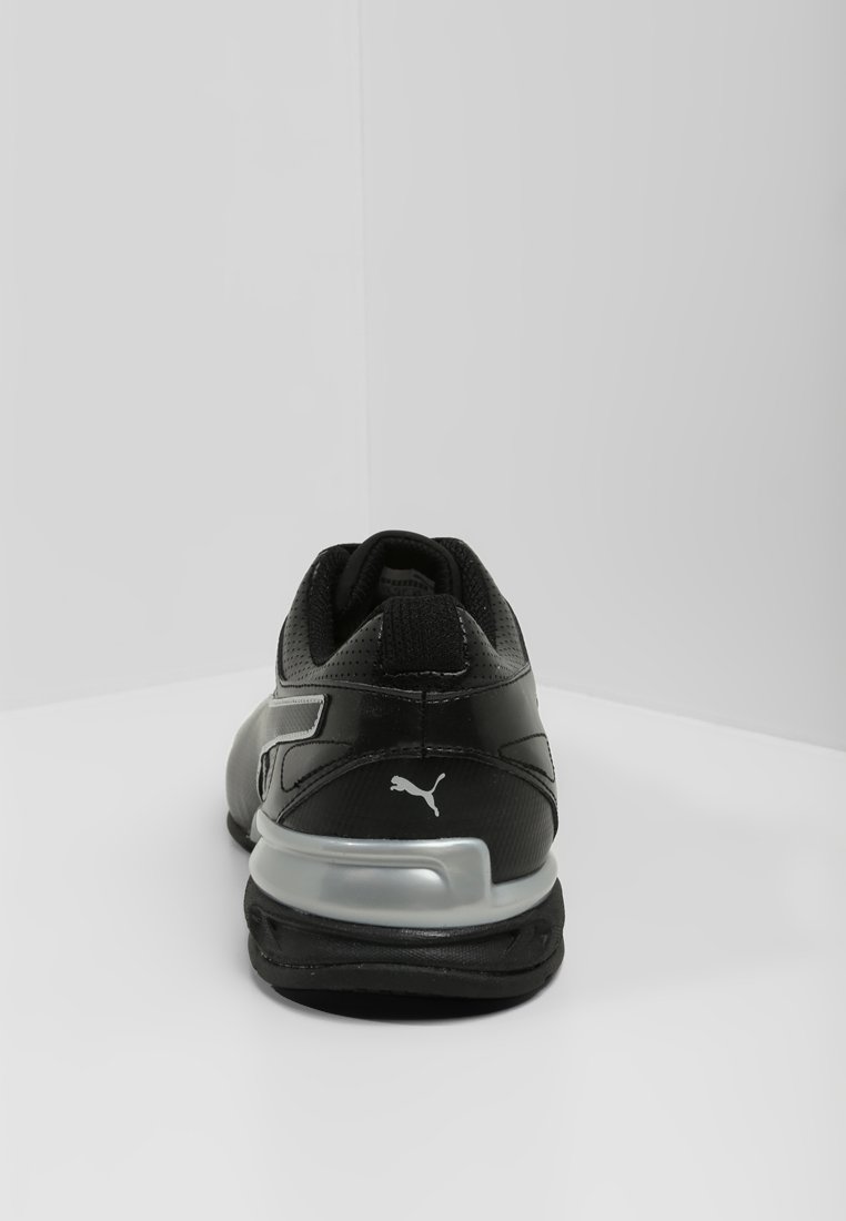 Zwarte Puma sportieve schoen, met een gladde synthetische bovenkant, grijze accenten, een gevoerde kraag en een gestructureerde buitenzool voor grip.
