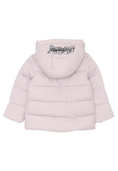 Giacca imbottita rosa con cappuccio, caratterizzata da testo ricamato nero sulla schiena e linee orizzontali cucite attraverso il tessuto.