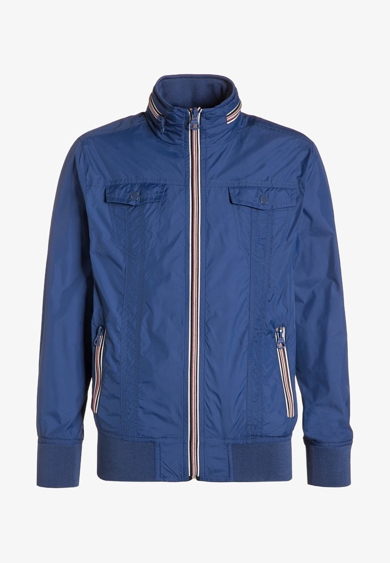 Niebieska lekka kurtka z prążkowanym kołnierzem i mankietami, wyposażona w dwie przednie kieszenie i zapięcie na zamek, ozdobiona paskowanymi detalami.