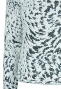 Helles blaugraues Sweatshirt mit einem schwarzen abstrakten Muster, weichem Textil und einem cropped Design mit langen Ärmeln.