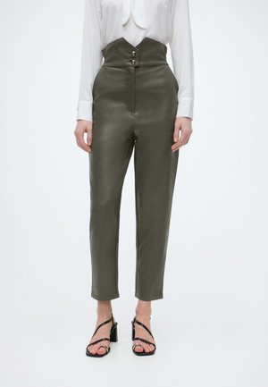 ASTER VEGAN LEATHER PANT - Bukser - olive