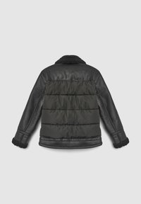 Schwarze Daunenjacke mit Lederärmeln und Lammfellkragen, mit gestepptem Vorderteil, horizontalen Nähten und strukturiertem Stoff.