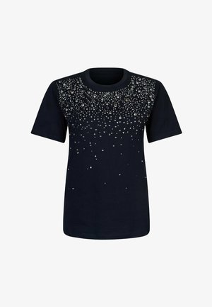 Fekete rövid ujjú póló kerek nyakkivágással, apró ezüst strasszkövekkel díszítve, amelyek a nyakrésznél és a mellkasnál koncentrálódnak.