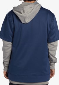 Mörkblå hoodie med en ljusgrå huva, tillverkad av ett slätt tyg. Har en avslappnad passform och ribbade ärmslut och fåll.