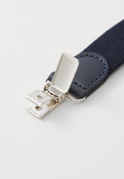 Correa textil azul marina con un suave acento de cuero oscuro y un cierre de metal plateado que presenta un mecanismo de resorte, destacando líneas limpias y herrajes.