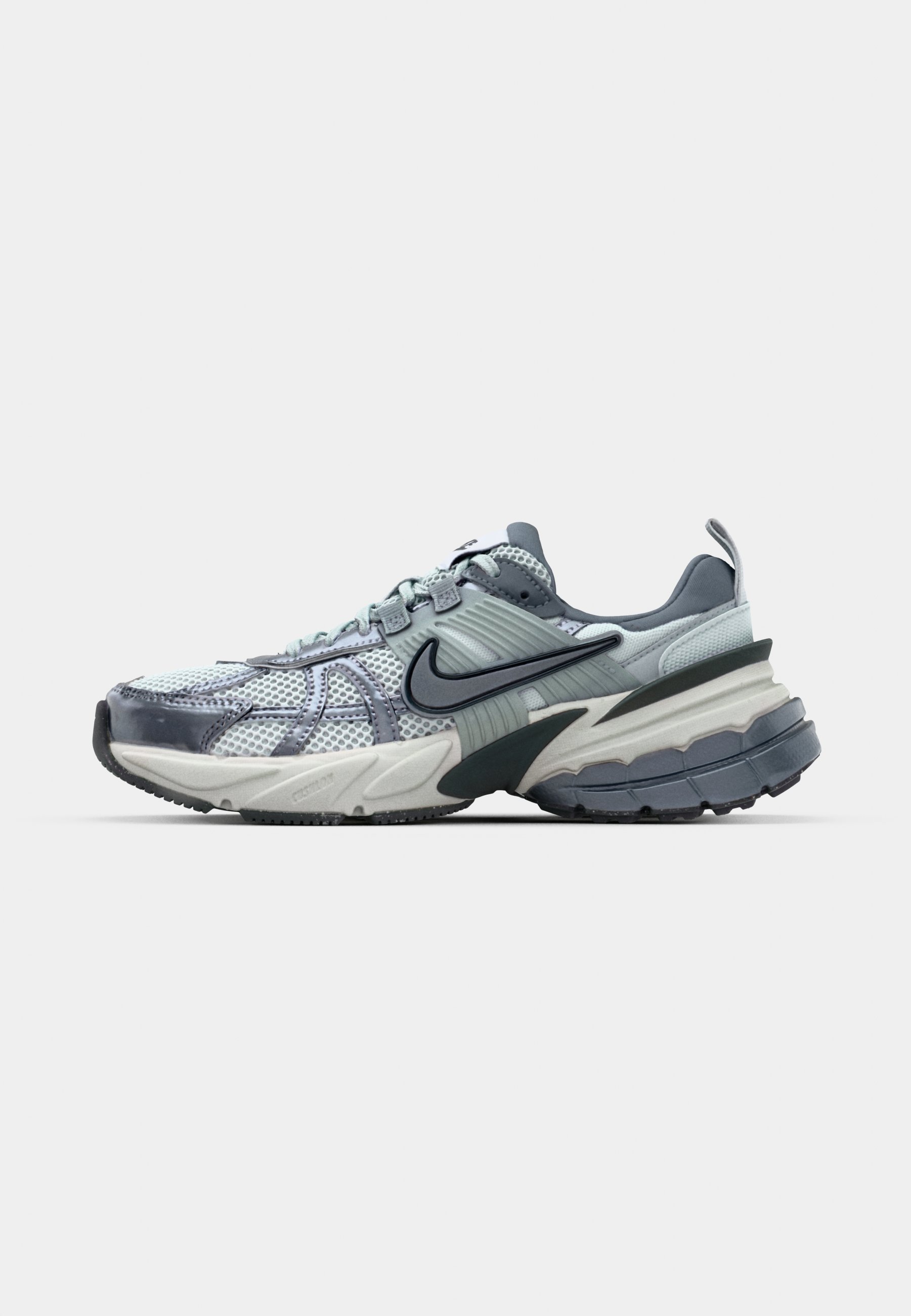 Nike Sportswear V2K RUN - Trainers - pure platinum/metallic