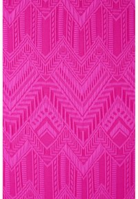 Gestructureerde stof in helder roze met een zigzagpatroon, bestaande uit horizontale en verticale lijnen die een dynamisch geometrisch ontwerp creëren.