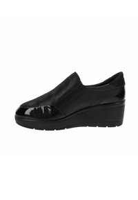 Scarpa wedge nera senza lacci con tomaia in pelle testurizzata, punta in vernice liscia e pannelli elastici laterali per una facile indossabilità.