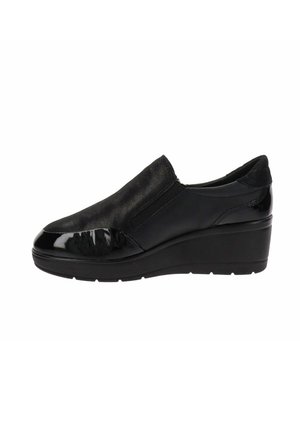 Scarpa wedge nera senza lacci con tomaia in pelle testurizzata, punta in vernice liscia e pannelli elastici laterali per una facile indossabilità.