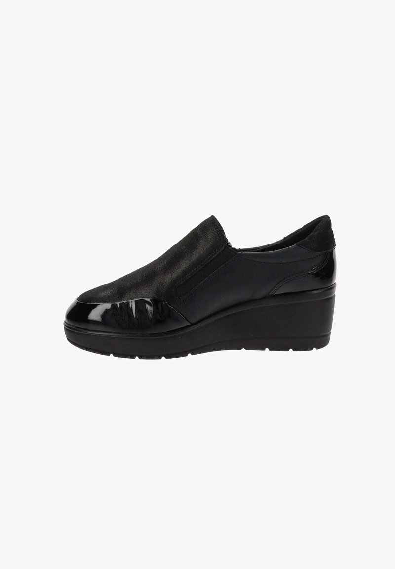 Zapato de cuña negro tipo slip-on con parte superior de cuero texturizado, puntera de charol suave y paneles laterales elásticos para un fácil uso.