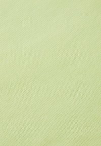 Lichtgroene textuurstof met een diagonaal geribbeld patroon, gelijkmatig geweven, die een glad oppervlak creëert dat geschikt is voor diverse toepassingen.