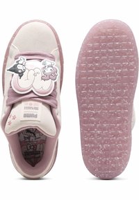 Roze suede sneakers met ronde neus, paarse accenten en een cartoonfiguur detail op de tong. Getextureerde rubberen zool.