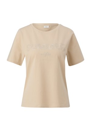 Beige Baumwoll-T-Shirt mit Rundhalsausschnitt und kurzen Ärmeln, auf dem die Aufschrift "SUMMER nights" in glänzendem Silber auf der Vorderseite prangt.