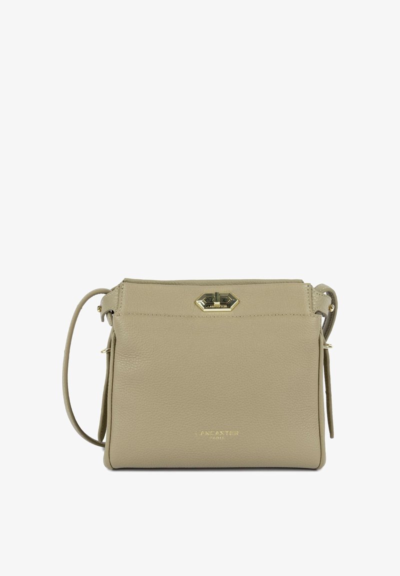 Borsa a tracolla in pelle beige chiaro con superficie testurizzata, rifiniture color oro e logo sulla parte frontale. Dotata di tracolla regolabile.