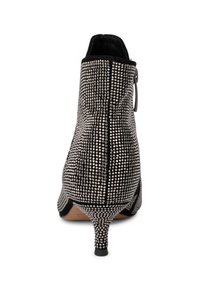 Schwarze Stiefelette mit spitzem Zehenbereich, bedeckt mit silbernen Nieten, mit schmalem Absatz und seitlichem Schnallen-Detail.