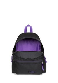 Zwarte rugzak met een paarse binnenkant, gemaakt van stof, voorzien van een bovenhandvat, dubbele ritssluitingen en een buitenvak met paarse accenten.
