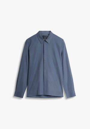 Langärmliges, knöpfbares Hemd aus einem weichen blauen Stoff. Verfügt über einen klassischen Kragen und einen geraden Saum, mit subtiler Textur und minimaler Dekoration.