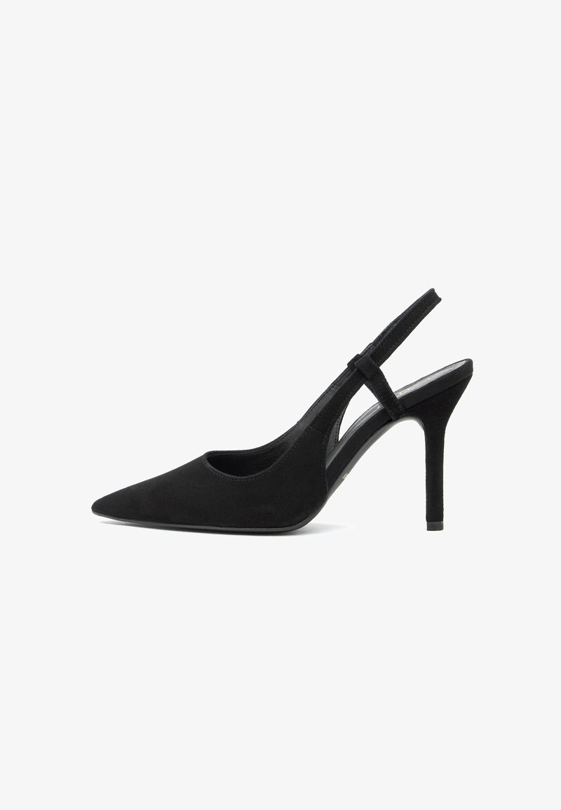 Mustast seemisnahast slingback kõrge kontsaga king, terava varba ja peene kontsaga, külgvaade valgel taustal.