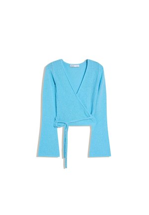 Svetlomodrý dlhý rukáv zavinovací sveter s výstrihom do V a opaskom na zaväzovanie v páse, zobrazený na bielom pozadí.