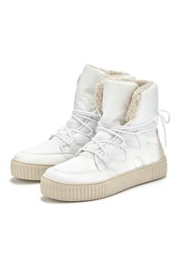 Weiße Knöchelstiefel mit einer strukturierten Gummisohle, weichem beigem Futter und vorderer Schnürung. Das Design verfügt über weiches Leder und einen gepolsterten Kragen.