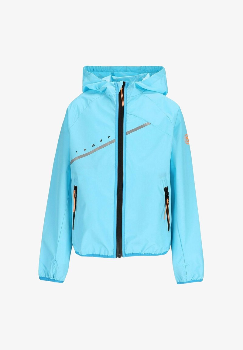 Jasnoniebieska dziecięca kurtka z kapturem, czarnym przednim suwakiem, pomarańczowymi uchwytami suwaka, dwoma przednimi kieszeniami i odblaskowym ukośnym paskiem.