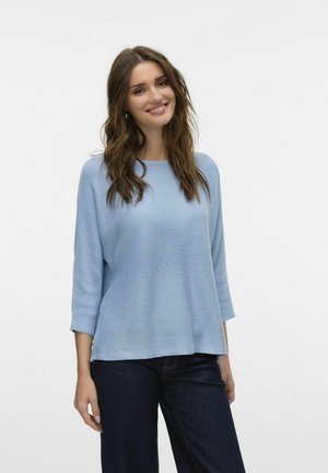 Top lavorato a maglia di colore blu chiaro con scollatura rotonda e maniche a tre quarti, abbinato a pantaloni di jeans scuri. Texture liscia, design semplice.