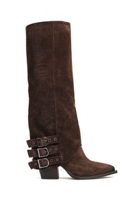 Brązowy zamszowy kozak do kolan z szpiczastym noskiem, featuring trzy metalowe klamry po boku oraz niską, stabilną podeszwą.