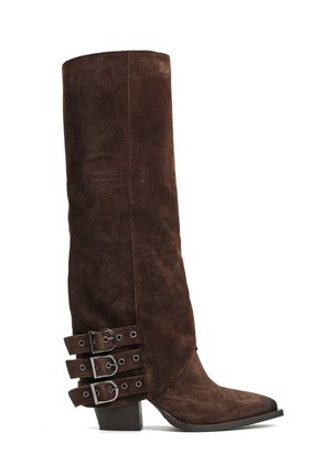 Brązowy zamszowy kozak do kolan z szpiczastym noskiem, featuring trzy metalowe klamry po boku oraz niską, stabilną podeszwą.