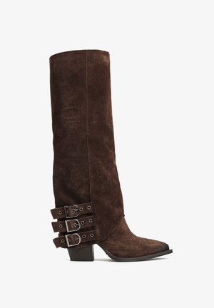 Brązowy zamszowy kozak do kolan z szpiczastym noskiem, featuring trzy metalowe klamry po boku oraz niską, stabilną podeszwą.