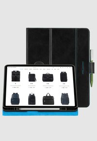 Schwarze Tablet-Hülle mit glatter Textur, blauer Naht, Stifthalter und türkisfarbenem Sockel, auf dem verschiedene Rucksack-Designs auf dem Bildschirm angezeigt werden.