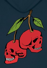 Červená lebka grafika se zelenými listy a hnědým stonkem, umístěná na tmavém pozadí. Obsahuje podrobné výrazy obličeje a stínování.