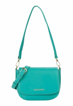Sac bandoulière en cuir turquoise avec une sangle réglable, une boucle dorée et le logo Valentino embossé sur le rabat avant.